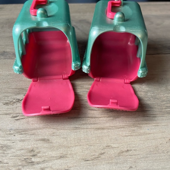 LOT OF 2: MEG JUST PLAY MINIATURE DOLLHOUSE DOG CARRIERS - Picture 2 of 7